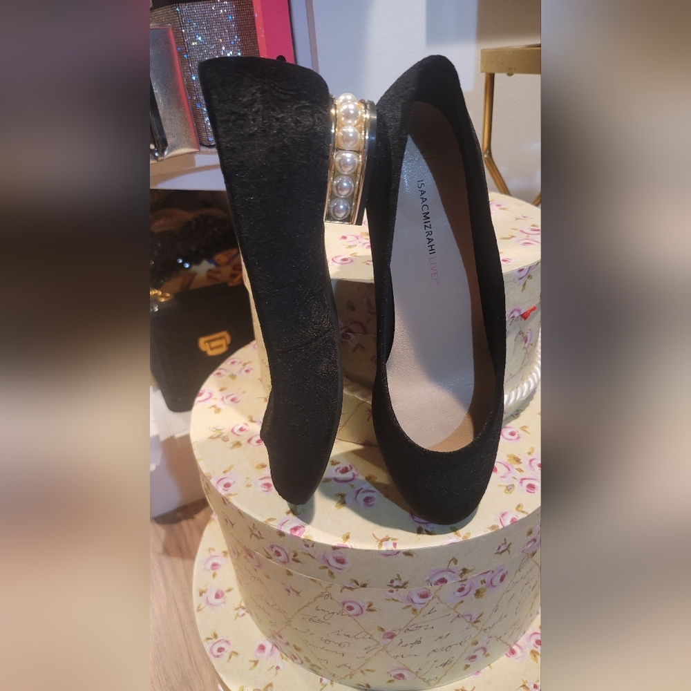 Isaac Muzrahi Velvet Pearl heel shoe.